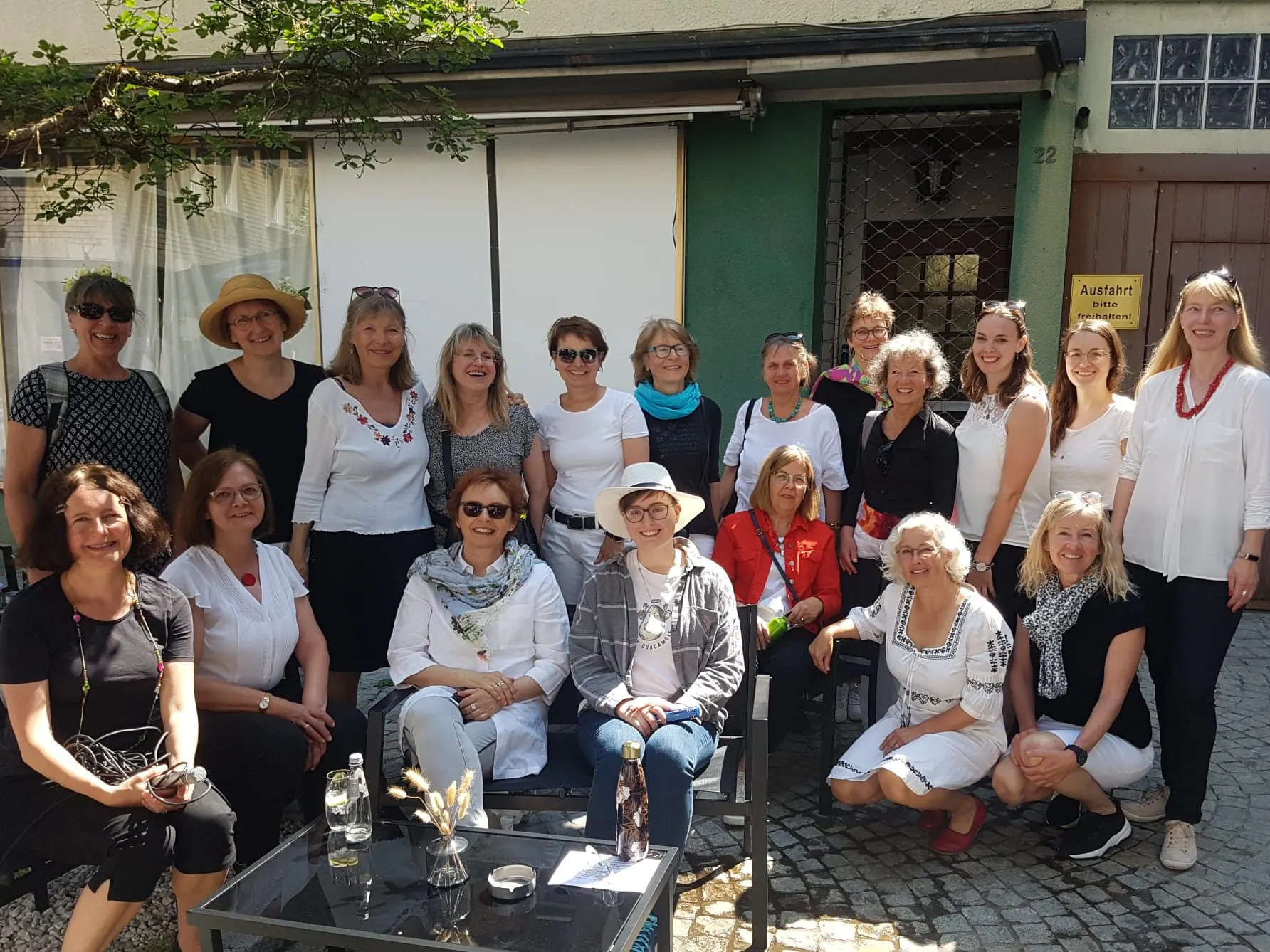 Gruppenfoto des Frauenchors PopUp im Freien nach einem Konzert.