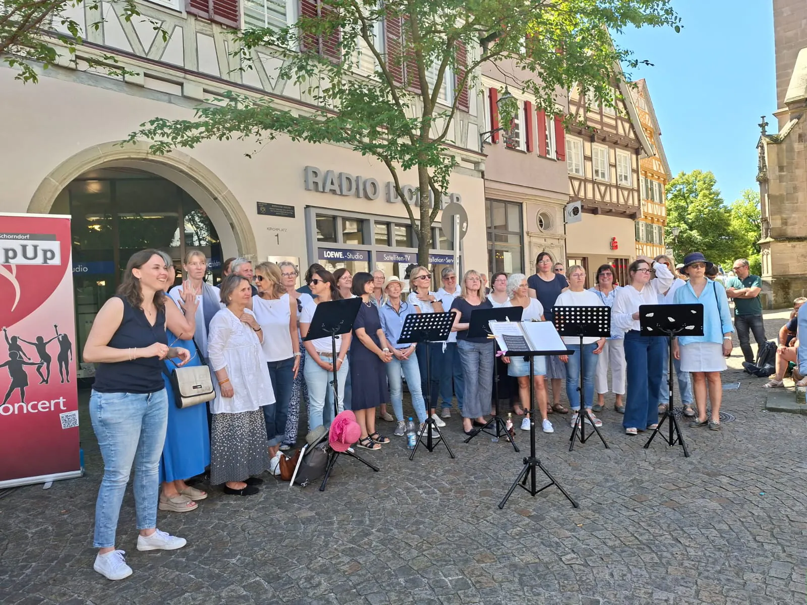 Der Frauenchor PopUp singt unter freiem Himmel in der Schorndorfer Innenstadt.